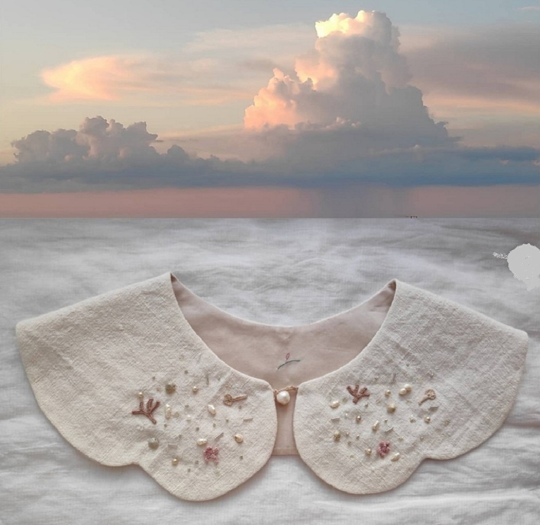 Collar with crocheted elements